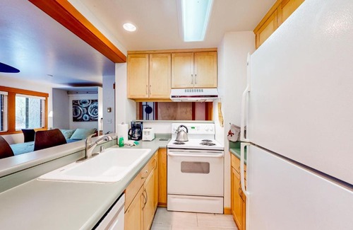 Tahoe Woods Apartment | Granlibakken Getaway