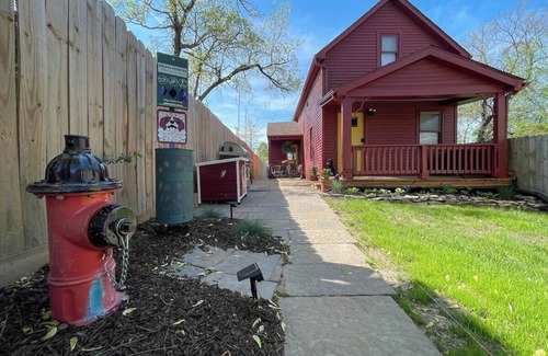 St. Louis House | Granny's DOG House - KING BED - One of a Kind!