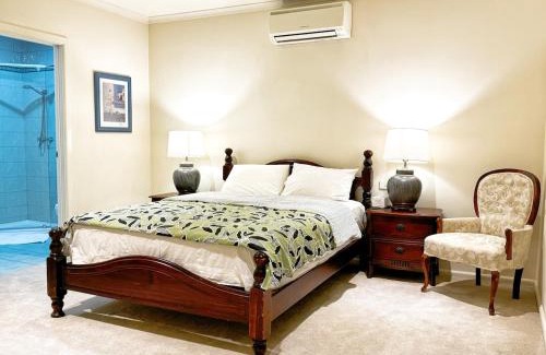 Templestowe House | Granny Unit Self Contained Double Storage WIFI POOL PARKING