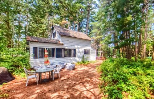Brantingham House | Grant Island Waterfront Cottage Brantingham Lk - HotTub, Pontoon Boat, Pets