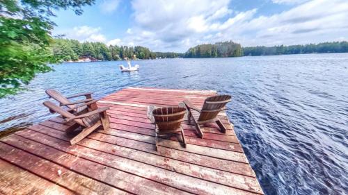 Brantingham House | Grant Island Waterfront Cottage Brantingham Lk - HotTub, Pontoon Boat, Pets