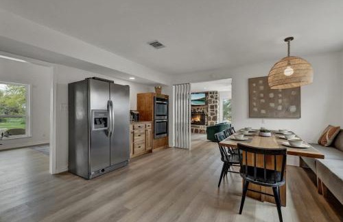 Johnson City House | Grasslands Pool Hot Tub Hill Country Views
