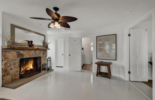 Johnson City House | Grasslands Pool Hot Tub Hill Country Views