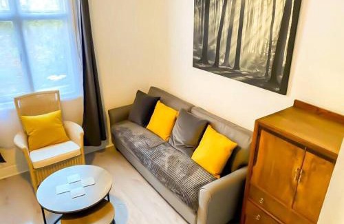 Gravesend Apartment | Gravesend 2 Bedroom Spacious Stylish Apartment - Sleeps upto 6 - 2 Min Walk to Station