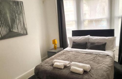 Gravesend Apartment | Gravesend 2 Bedroom Spacious Stylish Apartment - Sleeps upto 6 - 2 Min Walk to Station