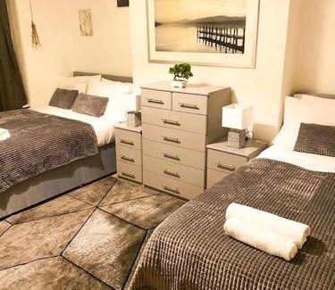 Gravesend Apartment | Gravesend 2 Bedroom Spacious Stylish Apartment - Sleeps upto 6 - 2 Min Walk to Station
