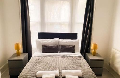 Gravesend Apartment | Gravesend 2 Bedroom Spacious Stylish Apartment - Sleeps upto 6 - 2 Min Walk to Station