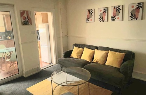 Gravesend Apartment | Gravesend Spacious 1 bedroom Apartment - 2 mins Walk to Station
