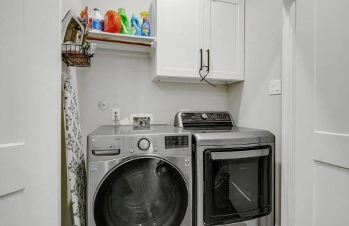 South Central Houston Villa | Gray Lux Hse 3BR 3 and half Ba MedCenter DownTWN HotTub