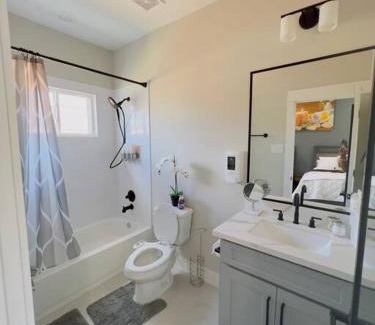 South Central Houston Villa | Gray Lux Hse 3BR 3 and half Ba MedCenter DownTWN HotTub