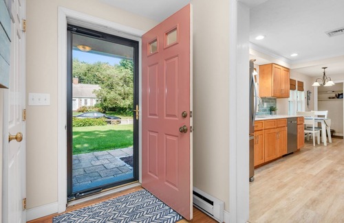 Yarmouth Port House | Gray's Getaway: Dog-Friendly Cottage Near Beach