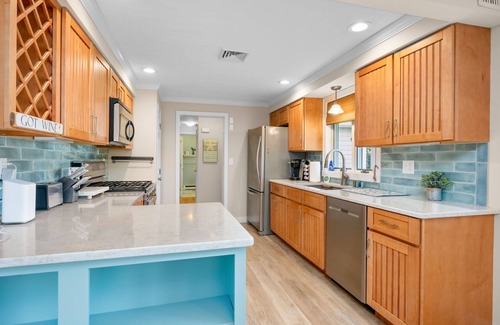 Yarmouth Port House | Gray's Getaway: Dog-Friendly Cottage Near Beach