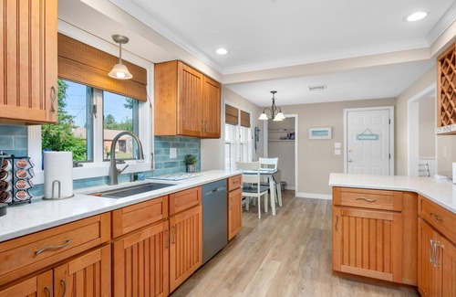 Yarmouth Port House | Gray's Getaway: Dog-Friendly Cottage Near Beach