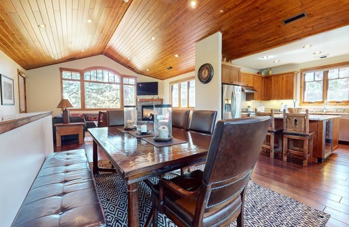 Mammoth Lakes House | Graystone 2088 Elegant Large Mountain Home with Private Jacuzzi, Close to Eagle Lodge by RedAwning