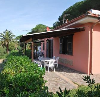 Naregno House | Graziosa Villetta di Naregno a 400 mt dal mare, bel giardino, posto auto e aria condizionata