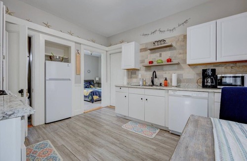 Munjoy Hill Apartment | Great 2 bedroom apartment on Munjoy Hill! Private backyard - walk everywhere!