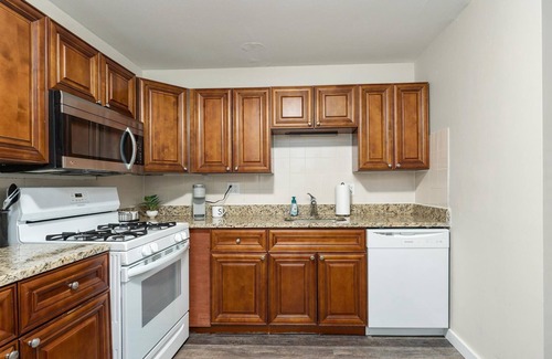 University District Apartment | Great 2 bedroom Summa
