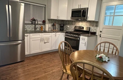 West Elsdon Apartment | Great 3 bedroom walking distance from MDW airport