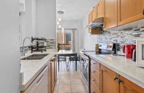 East Credit House | Great 3BR 2.5 Bath Home near Square One!!