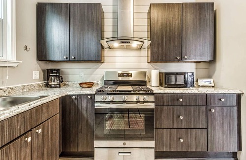 Detroit House | Great 6 Bedroom Peaceful Family Retreat in the University District