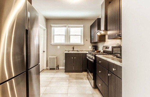 Detroit House | Great 6 Bedroom Peaceful Family Retreat in the University District