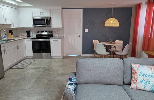 Marthas Vineyard House | Great accomodation within walking distance of Port Richey atractions.