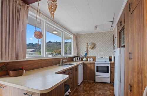 Whangamata House | Great affordable family bach fully self contained