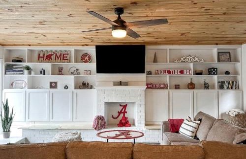Northport House | Great Cabin Perfect for Small Groups in Northport, Alabama