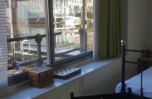 Amsterdam East Apartment | Great Canal Studio 15 min downtown