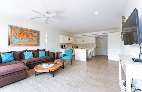 R Condo | Great condo - close to everything