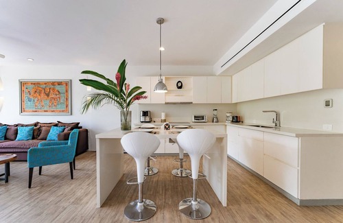 R Condo | Great condo - close to everything