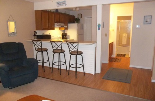 Lake Ozark Condo | Great Condo Very Close to Water's Edge & Docks! Smaller Complex! King Bed!