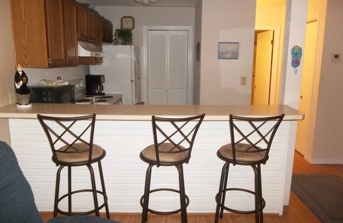 Lake Ozark Condo | Great Condo Very Close to Water's Edge & Docks! Smaller Complex! King Bed!