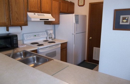 Lake Ozark Condo | Great Condo Very Close to Water's Edge & Docks! Smaller Complex! King Bed!