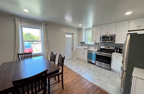 Washington House | Great COZY Entire House in DC with Easy Parking