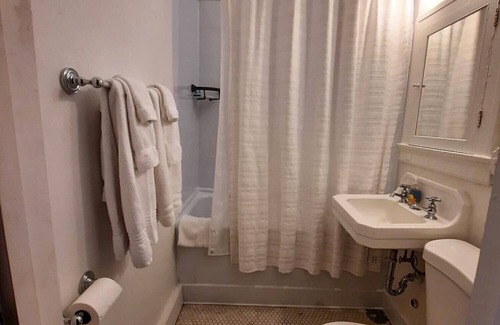 Downtown Toledo Apartment | Great downtown location and easy check in!