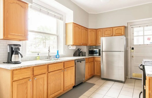 South Evanston Apartment | Great Evanston Home- great for traveling families! Parking Included