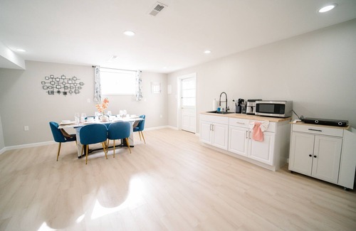 Great Falls House | Great Falls Luxe Haven: 5BR/3BA Modern Oasis!