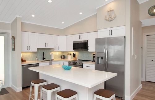 Marathon House | GREAT FAMILY VACATION HOME~Canal-Private Pool~ Dock, Bait Freezer & ICE MACH~