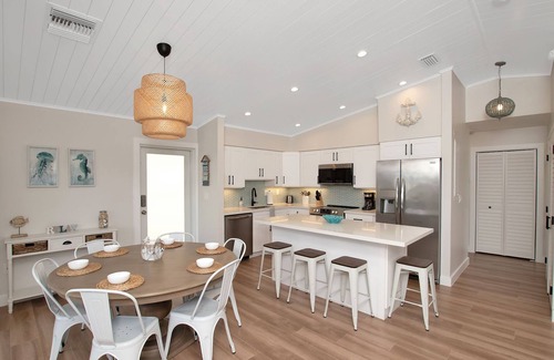 Marathon House | GREAT FAMILY VACATION HOME~Canal-Private Pool~ Dock, Bait Freezer & ICE MACH~