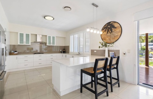 Broadbeach Waters House | Great family waterfront holiday home