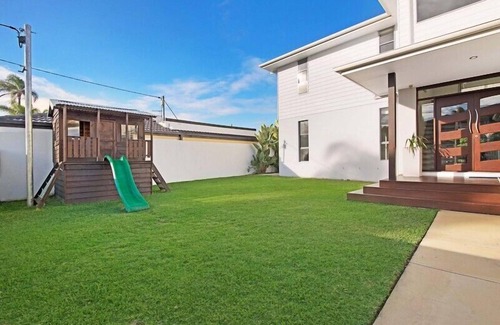 Broadbeach Waters House | Great family waterfront holiday home