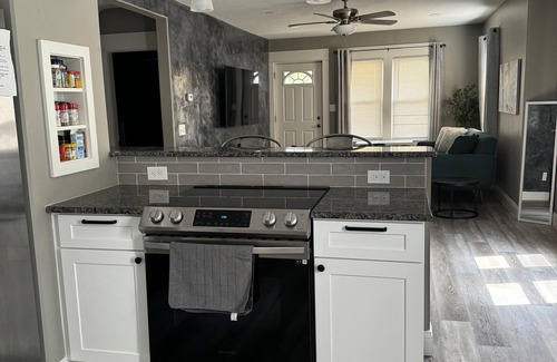 Springfield Apartment | Great First Floor Apartment close to many local attractions!