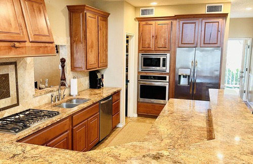 Sweeny House | Great for Big Groups & Families! Waterfront, Boathouse, Pool Table, Dog-Friendly
