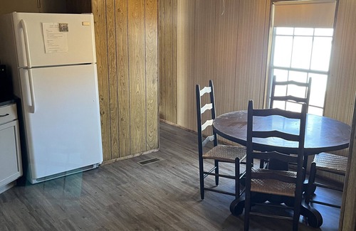 Broaddus House | Great for fishermen and hunters! 5 minutes from 3 Boat Ramps