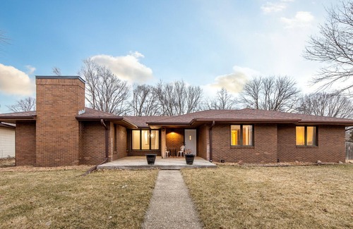 Ames House | Great for large gatherings. Quick walk to Jack Trice Stadium!