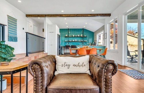 Wills Point House | Great for Large Group- Waterfront/Kayaks/Dock!