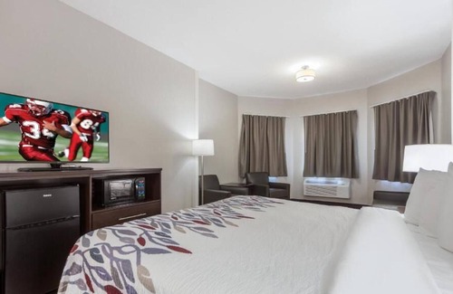 Council Bluffs Hotel | Great Hotel For The Price & Close To The Old Market! On-site Pool, Pet-Friendly!