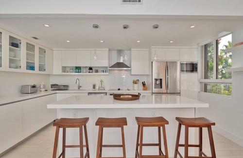 Key Biscayne Condo | Great Key Biscayne family sized ocean front condo 3/3 with large pvt terrace.