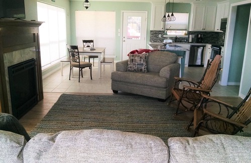 Kingston House | Great Lake View close to the Lake-Sleeps 12 with WiFi & Dish